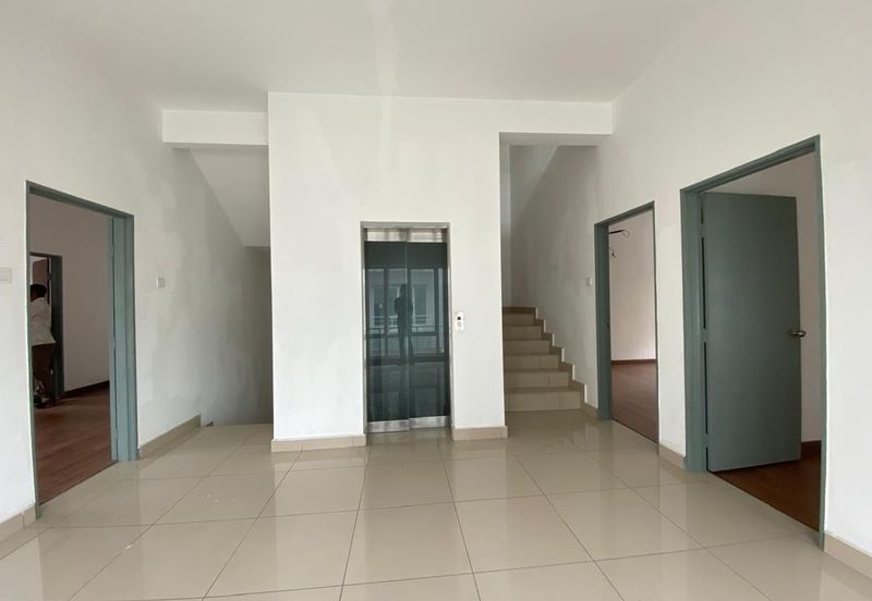 Taman Baiduri 2 Dengkil 3 Sty Semi D With Lift Non Bumi 6 Room For Sale