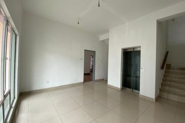 Taman Baiduri 2 Dengkil 3 Sty Semi D With Lift Non Bumi 6 Room For Sale