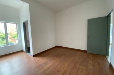 Taman Baiduri 2 Dengkil 3 Sty Semi D With Lift Non Bumi 6 Room For Sale