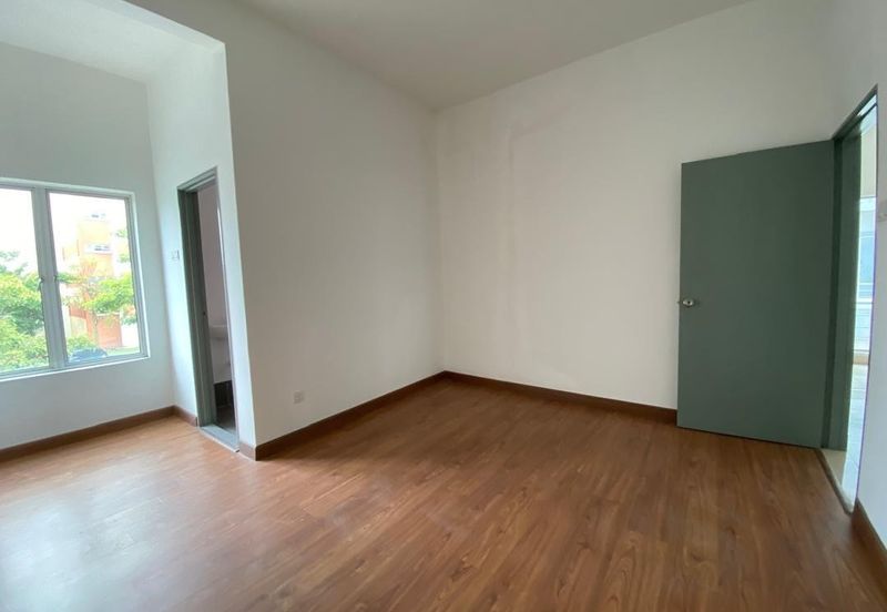 Taman Baiduri 2 Dengkil 3 Sty Semi D With Lift Non Bumi 6 Room For Sale