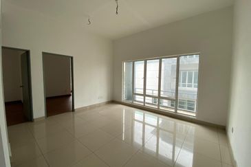 Taman Baiduri 2 Dengkil 3 Sty Semi D With Lift Non Bumi 6 Room For Sale