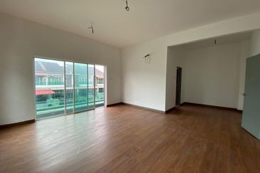 Taman Baiduri 2 Dengkil 3 Sty Semi D With Lift Non Bumi 6 Room For Sale
