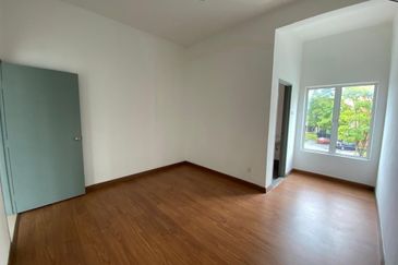 Taman Baiduri 2 Dengkil 3 Sty Semi D With Lift Non Bumi 6 Room For Sale