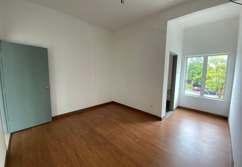 Taman Baiduri 2 Dengkil 3 Sty Semi D With Lift Non Bumi 6 Room For Sale