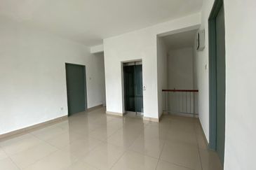 Taman Baiduri 2 Dengkil 3 Sty Semi D With Lift Non Bumi 6 Room For Sale