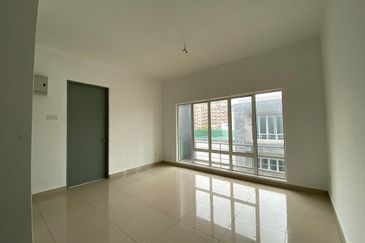 Taman Baiduri 2 Dengkil 3 Sty Semi D With Lift Non Bumi 6 Room For Sale