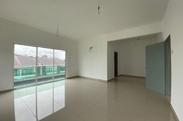 Taman Baiduri 2 Dengkil 3 Sty Semi D With Lift Non Bumi 6 Room For Sale