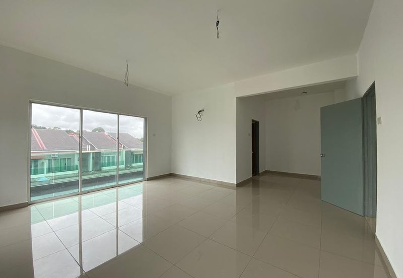 Taman Baiduri 2 Dengkil 3 Sty Semi D With Lift Non Bumi 6 Room For Sale