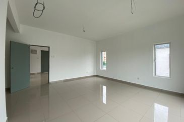 Taman Baiduri 2 Dengkil 3 Sty Semi D With Lift Non Bumi 6 Room For Sale