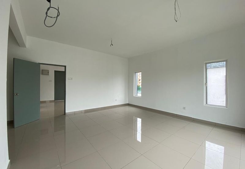 Taman Baiduri 2 Dengkil 3 Sty Semi D With Lift Non Bumi 6 Room For Sale