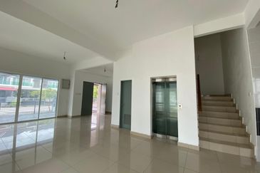 Taman Baiduri 2 Dengkil 3 Sty Semi D With Lift Non Bumi 6 Room For Sale