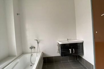 Taman Baiduri 2 Dengkil 3 Sty Semi D With Lift Non Bumi 6 Room For Sale