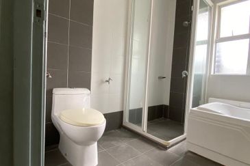 Taman Baiduri 2 Dengkil 3 Sty Semi D With Lift Non Bumi 6 Room For Sale