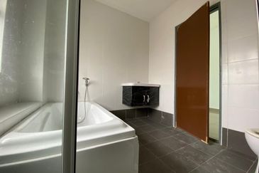 Taman Baiduri 2 Dengkil 3 Sty Semi D With Lift Non Bumi 6 Room For Sale