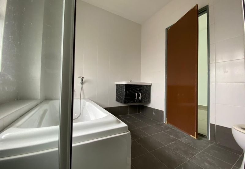 Taman Baiduri 2 Dengkil 3 Sty Semi D With Lift Non Bumi 6 Room For Sale