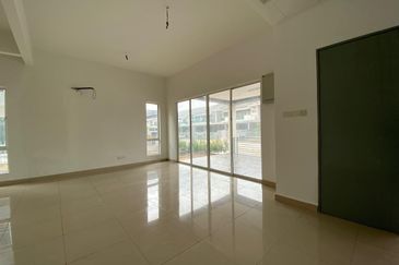 Taman Baiduri 2 Dengkil 3 Sty Semi D With Lift Non Bumi 6 Room For Sale