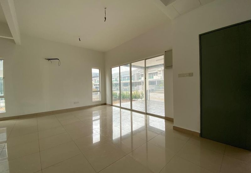 Taman Baiduri 2 Dengkil 3 Sty Semi D With Lift Non Bumi 6 Room For Sale