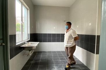 Taman Baiduri 2 Dengkil 3 Sty Semi D With Lift Non Bumi 6 Room For Sale