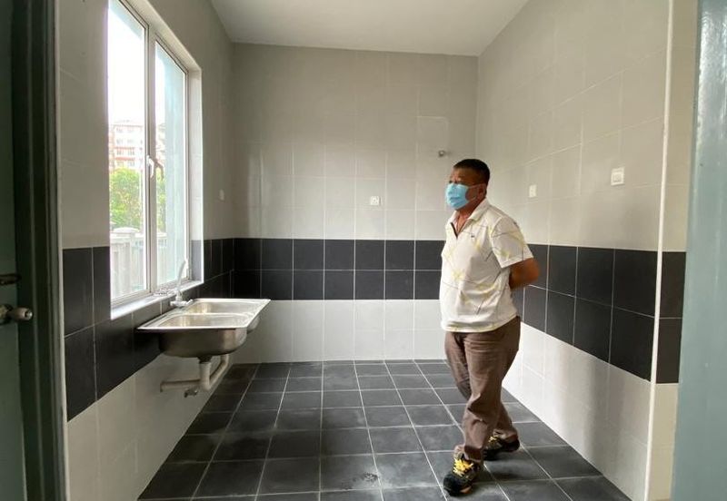 Taman Baiduri 2 Dengkil 3 Sty Semi D With Lift Non Bumi 6 Room For Sale