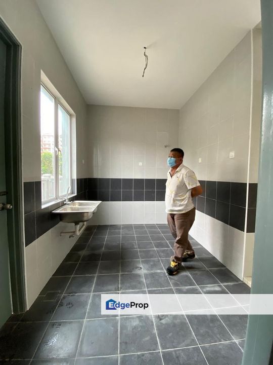 Taman Baiduri 2 Dengkil 3 Sty Semi D With Lift Non Bumi 6 Room For Sale, Selangor, Dengkil