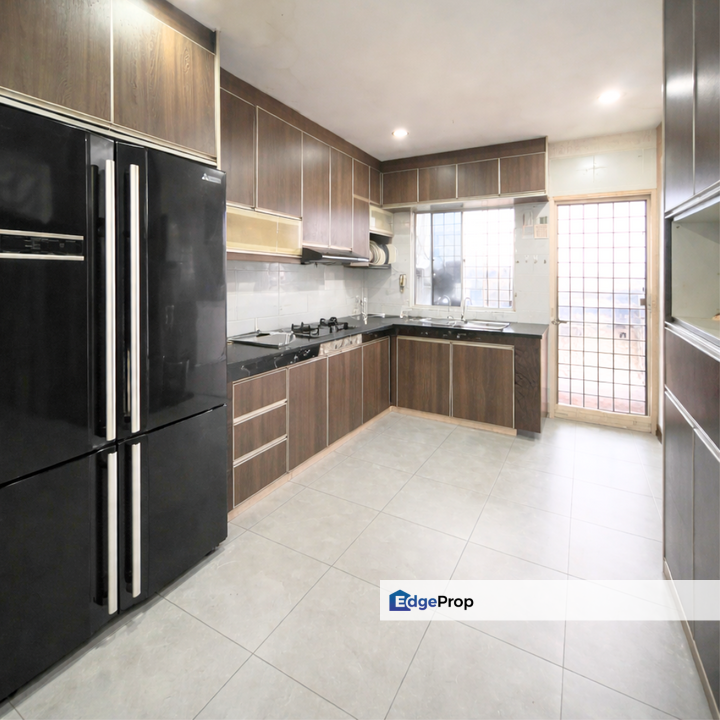 Taman Saujana Puchong 2 Sty Fully Renovated Open Facing Ample Parking Space For Sale, Selangor, Puchong South