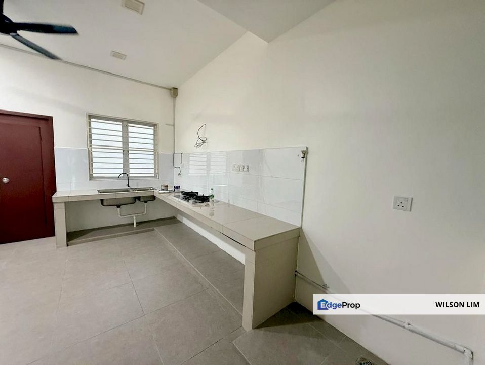 Spacious House with Ample Parking, Renovated and Extended Kitchen, Selangor, Klang