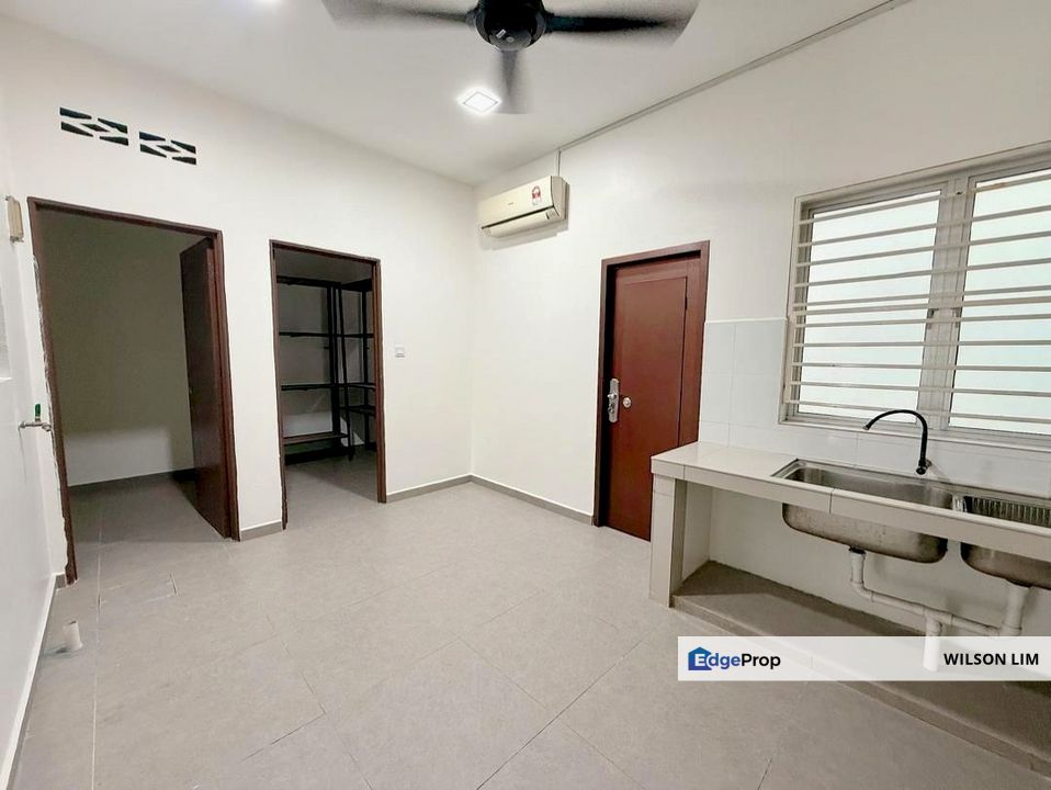Spacious House with Ample Parking, Renovated and Extended Kitchen, Selangor, Klang