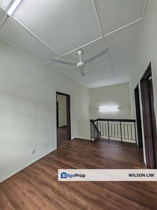 End Lot Double Storey Newly Renovated Ample Parking at Puteri Klang, Selangor, Klang