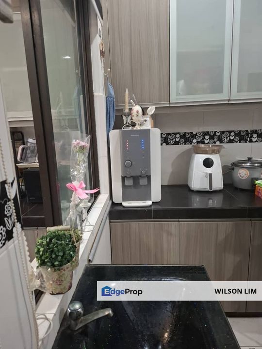 End lot unit with ample parking, face no house and covered parking, Selangor, Klang
