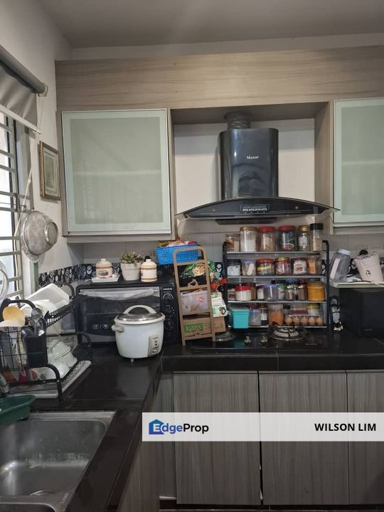 End lot unit with ample parking, face no house and covered parking, Selangor, Klang