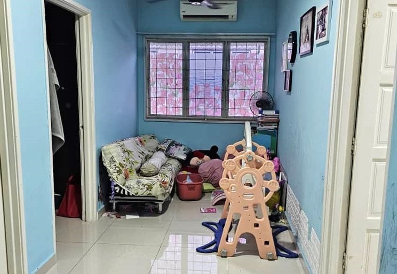 2 Sty Terrace, 20x70, End Lot, Back Facing Greenery, 8.5/10 Condition