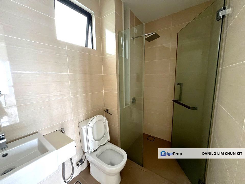 High Floor, Facing East Sunrise, 9/10 Condition, Lowest Price Unit, Selangor, Seri Kembangan