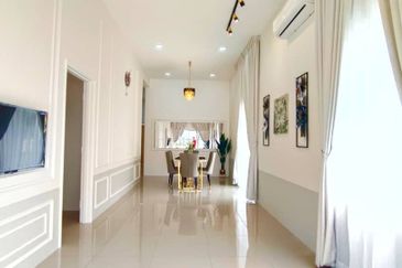 TAMAN MEWAH, BATU GAJAH