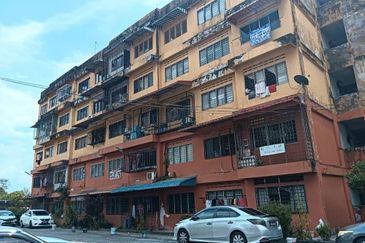 Taman Daya Flat, Block C For Sale.