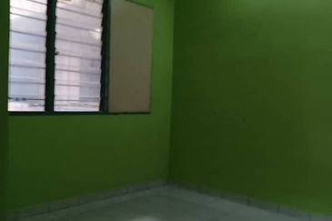 Taman Daya Flat, Block C For Sale.