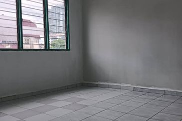 Taman Daya Flat, Block C For Sale.