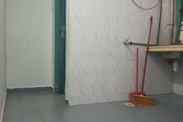 Taman Daya Flat, Block C For Sale.