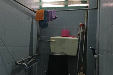 Taman Daya Flat, Block C For Sale.