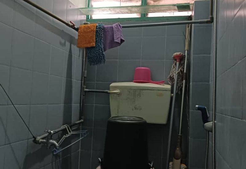 Taman Daya Flat, Block C For Sale.