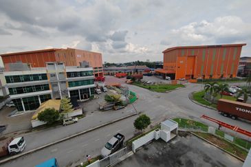 West Port, Pulau Indah