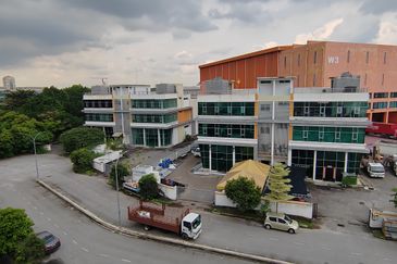 West Port, Pulau Indah