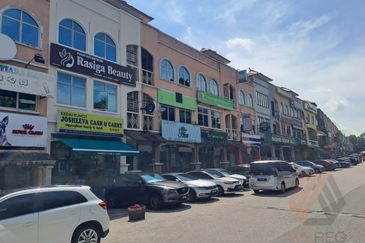 3 Storey Shop for Sale Bandar Puteri Puchong Facing Open Area