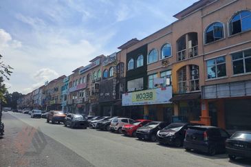 3 Storey Shop for Sale Bandar Puteri Puchong Facing Open Area