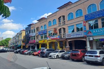 3 Storey Shop for Sale Bandar Puteri Puchong Facing Open Area