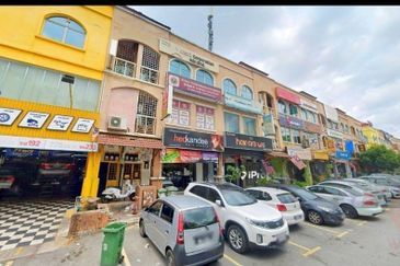 3 Storey Shop for Sale Bandar Puteri Puchong Facing Open Area