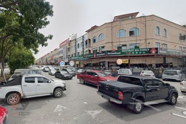 3 Storey Shop for Sale Bandar Puteri Puchong Facing Open Area