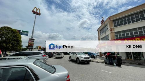 3 storey shop located Bandar Puteri, Klang Same Row with Ambank for Sell, Selangor, Klang