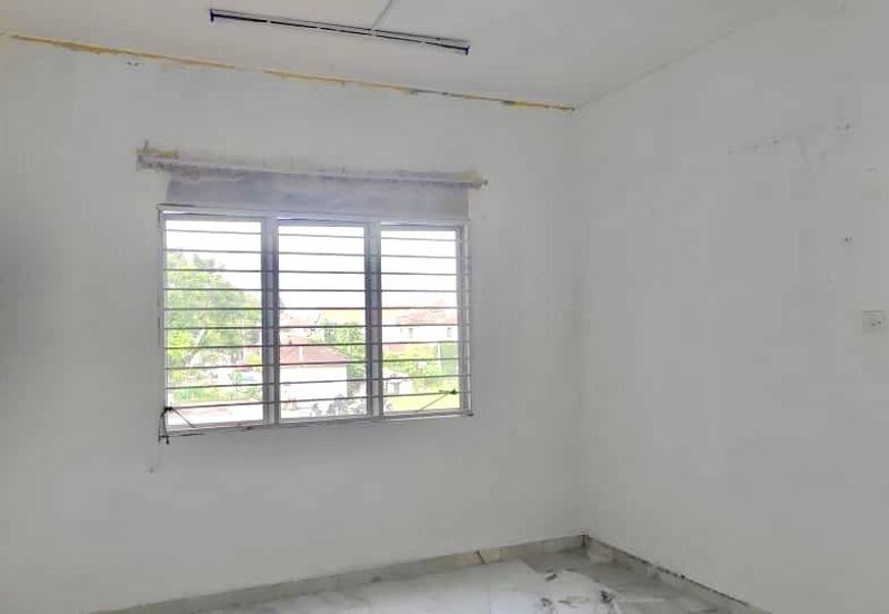 Lily Apartment, Taman Saujana Utama