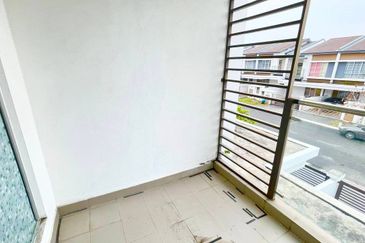 Coner Lot Double Storey Terrace Taman Ruby Dengkil Selangor For Sale