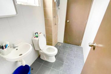 Coner Lot Double Storey Terrace Taman Ruby Dengkil Selangor For Sale